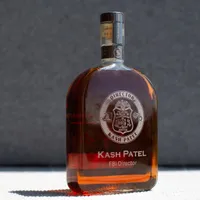 FBI長官のカッシュ・パテル氏、パーソナライズされたバーボンを配布