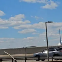 联合航空飞机降落时撞击路灯和卡车